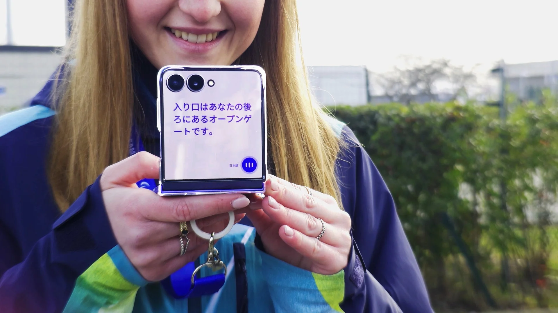 女性がスマホで翻訳