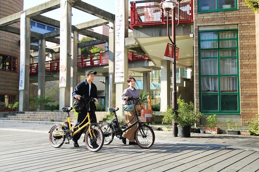 カップルが自転車を押して歩く