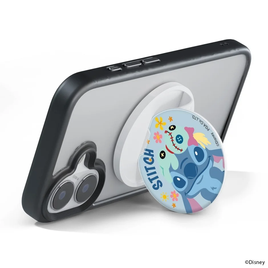 スマートフォンにクリアケースと、スティッチとスクランプのイラストが描かれたポップソケッツが装着されています。