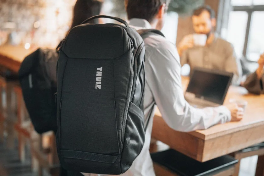 THULEバックパックを背負った男性