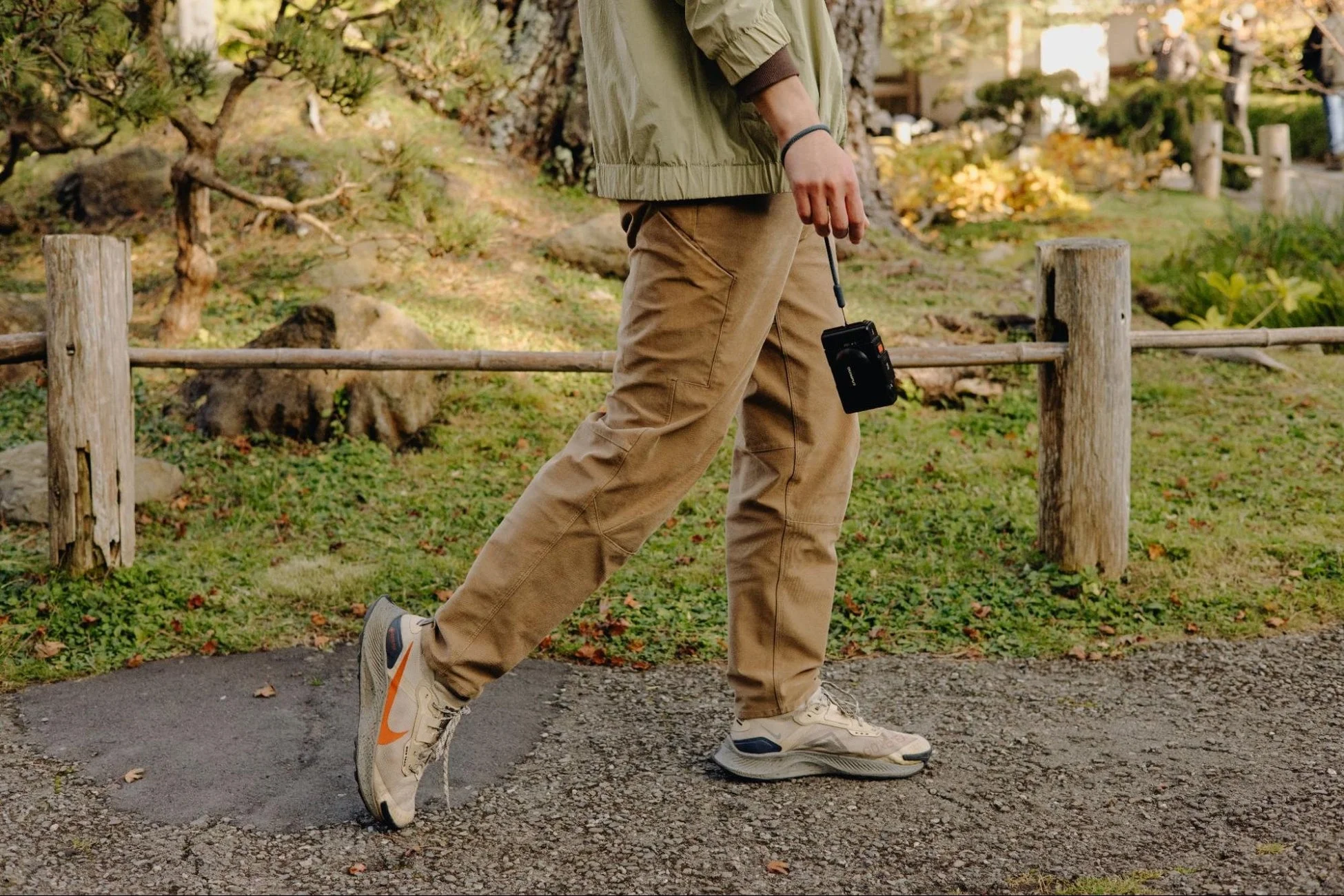 コンパクトカメラを手に散歩する様子