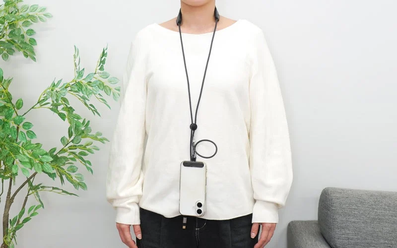 女性がスマホショルダーを使っている画像