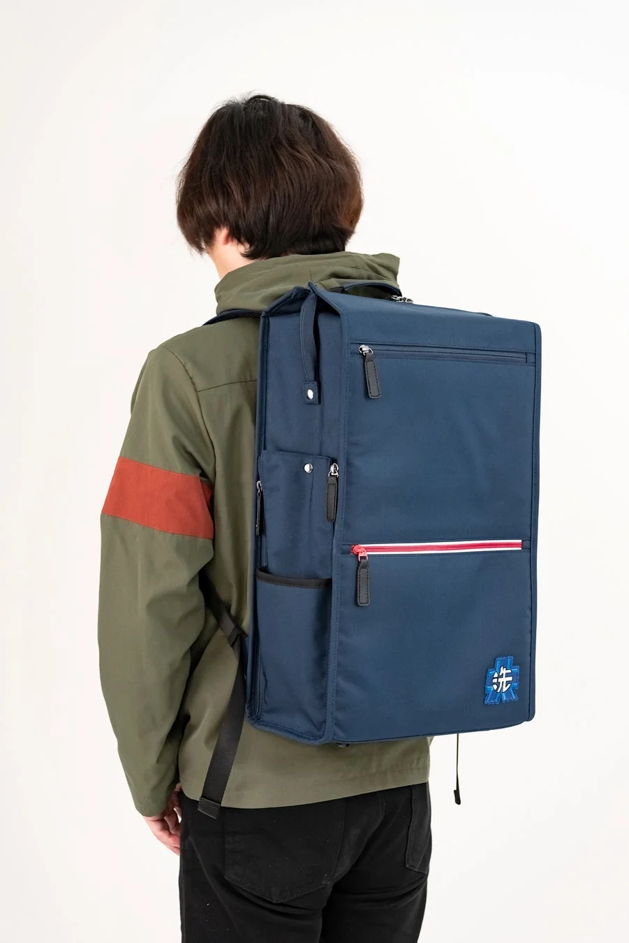 バックパックを背負う男性