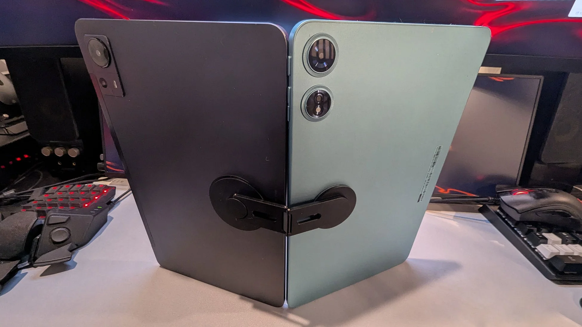 2台のタブレットがクリップで連結