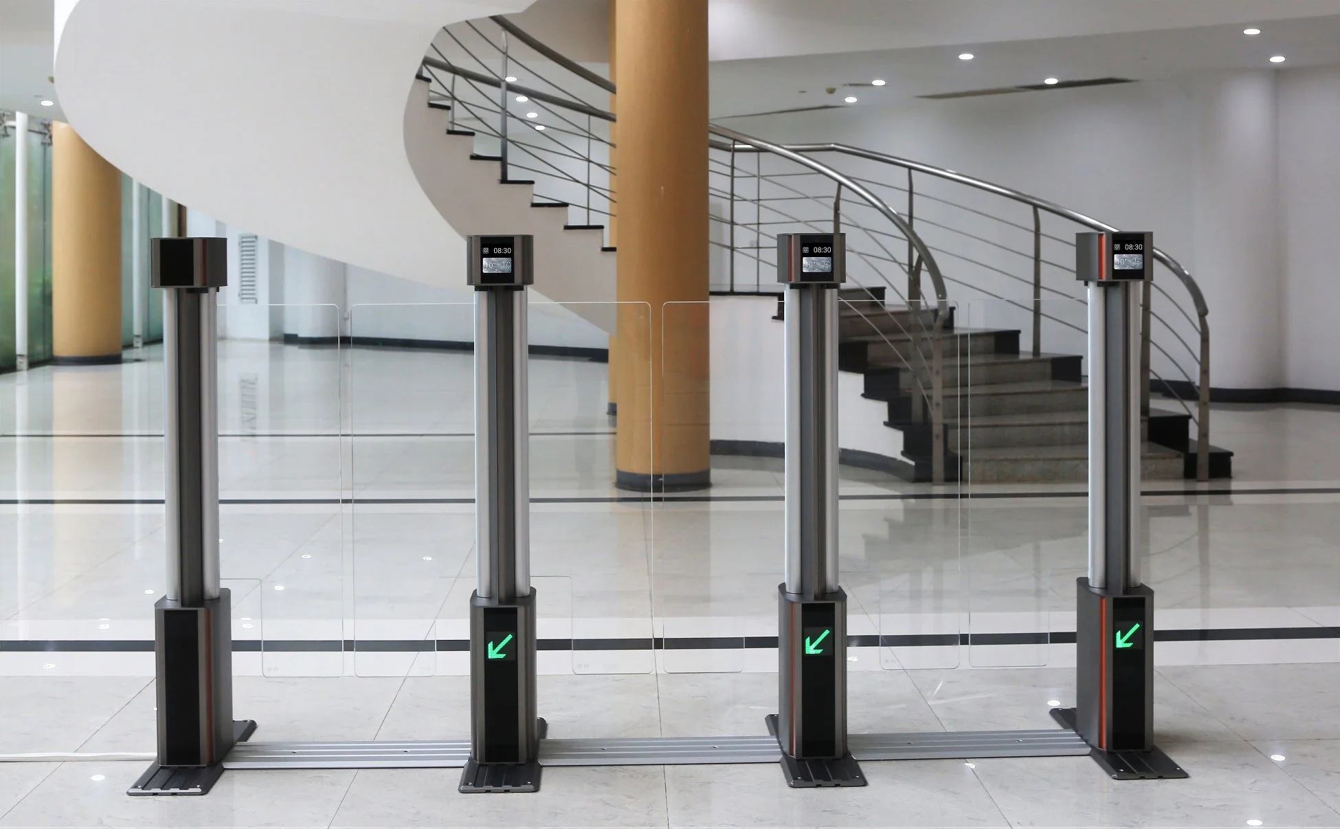 現代的な建物のエントランスに設置された複数の入退場ゲートシステム