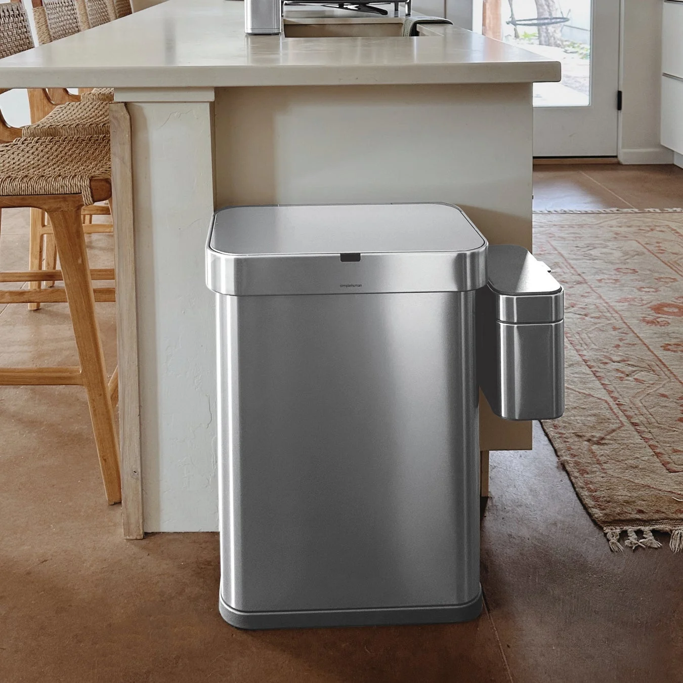 キッチンに設置されたゴミ箱とコンポストキャディ