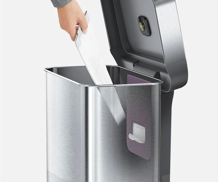 ゴミ箱にゴミ袋をセットする様子