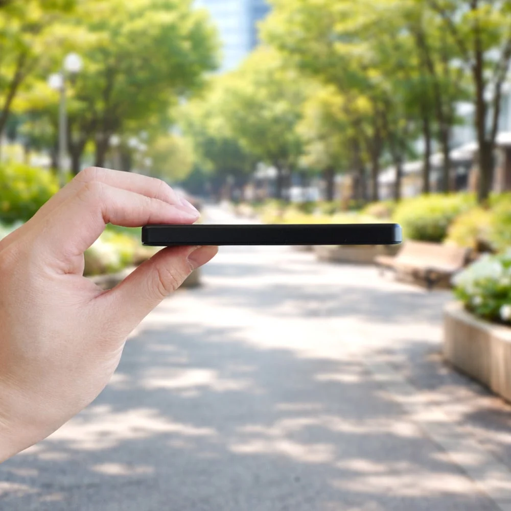 薄型モバイルバッテリーを手にする様子