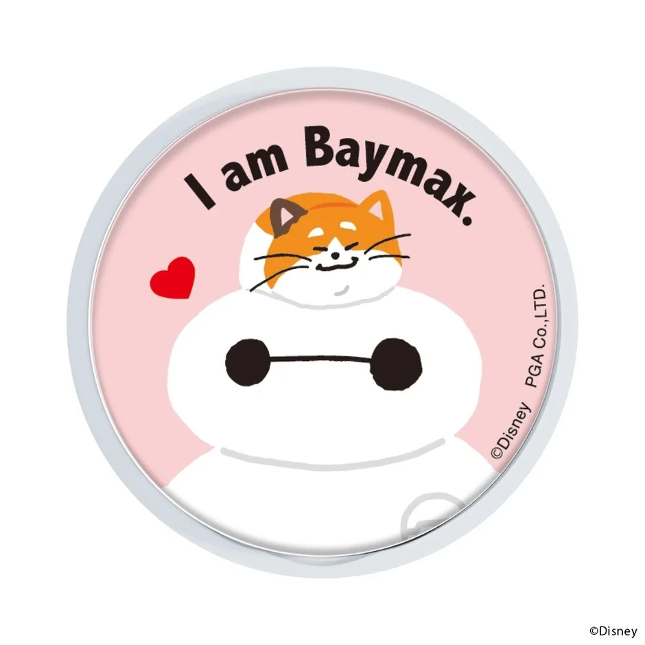 「I am Baymax.」の文字と赤いハートが描かれたピンクの背景に、ベイマックスの体に猫の顔が乗った可愛らしいイラストの円形バッジ。