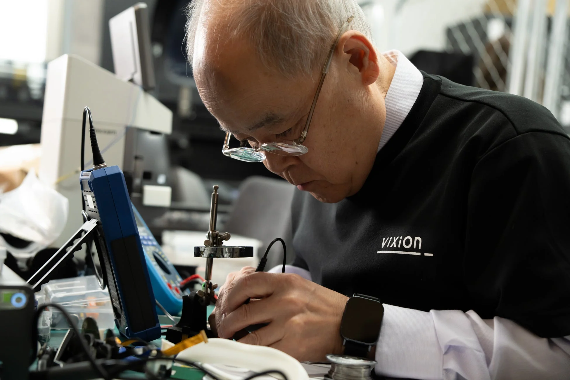 電子機器の精密なはんだ付け作業