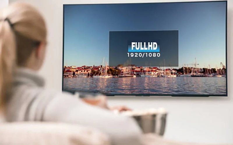 女性がテレビでフルHD映像を見ている