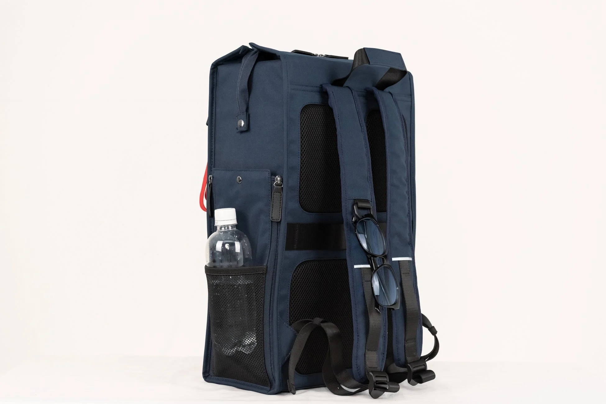 サイドポケットに水筒を入れた状態