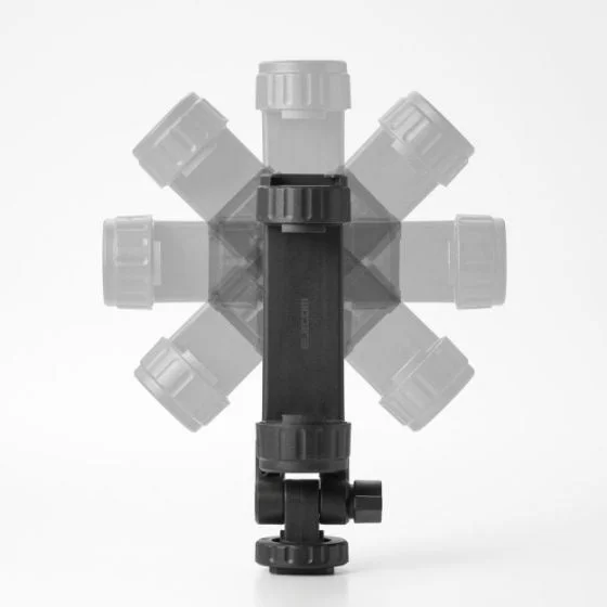 スマートフォンなどを固定するための黒いホルダーが、様々な角度に調整できる様子を示した画像です。ELECOM製の製品で、可動式の関節により自由な向きでの使用が可能です。