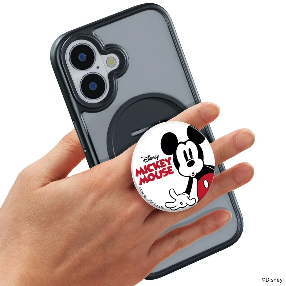 ミッキーマウスのスマホグリップが装着されたスマートフォンを手に持っている画像です。