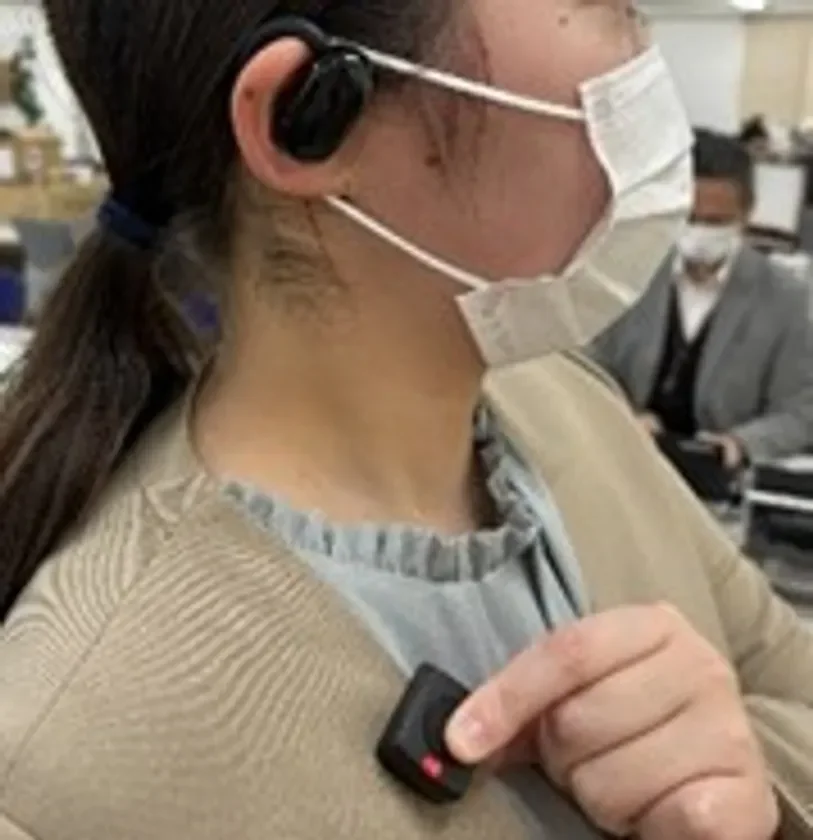 ワイヤレスイヤホンマイクとボタン