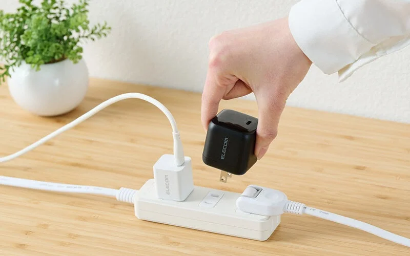 電源タップと充電器