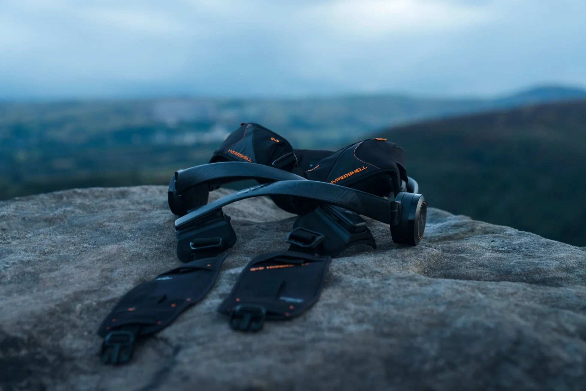 岩の上にHYPERSHELLデバイス