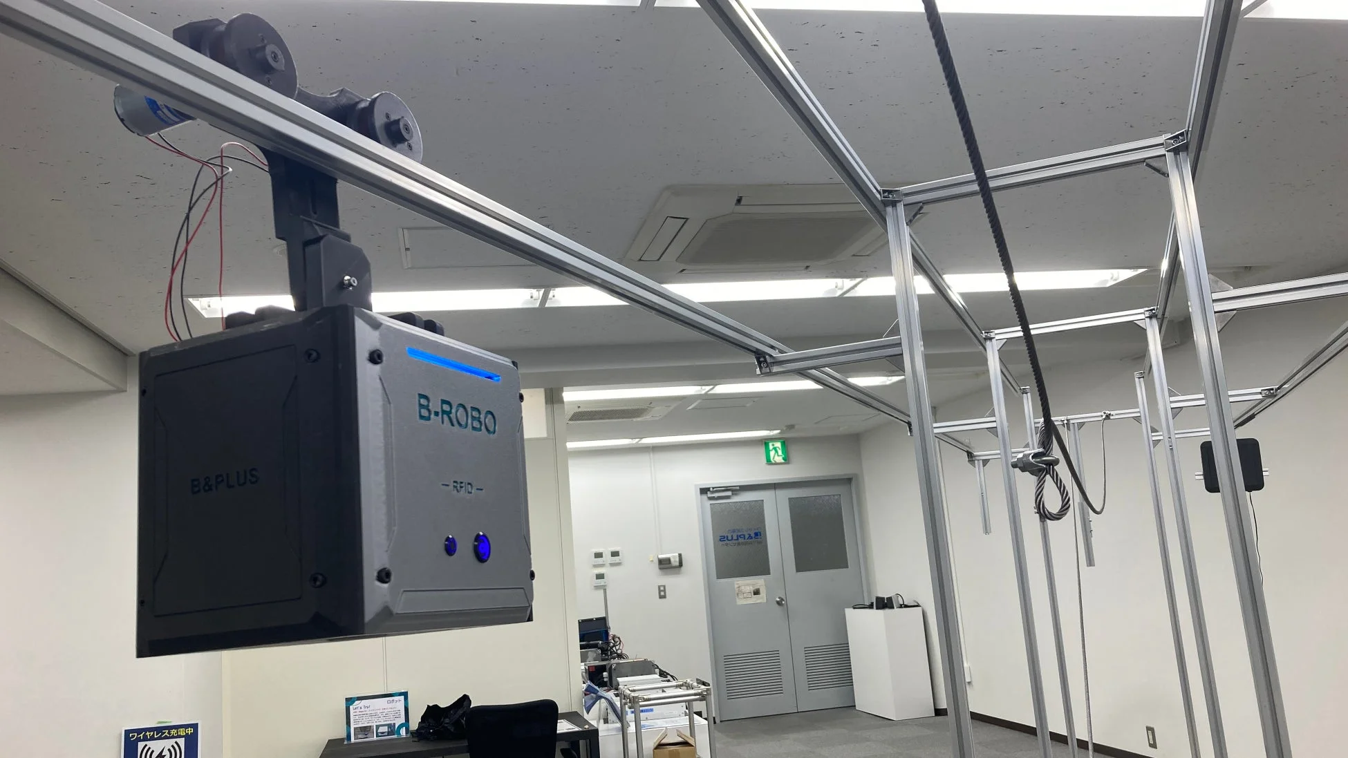 レール走行ロボットへのワイヤレス充電デモ