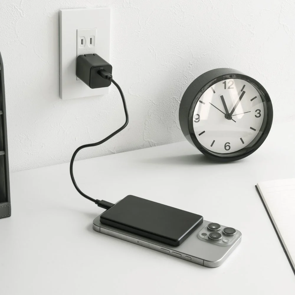 スマートフォンとモバイルバッテリーを同時に充電する様子