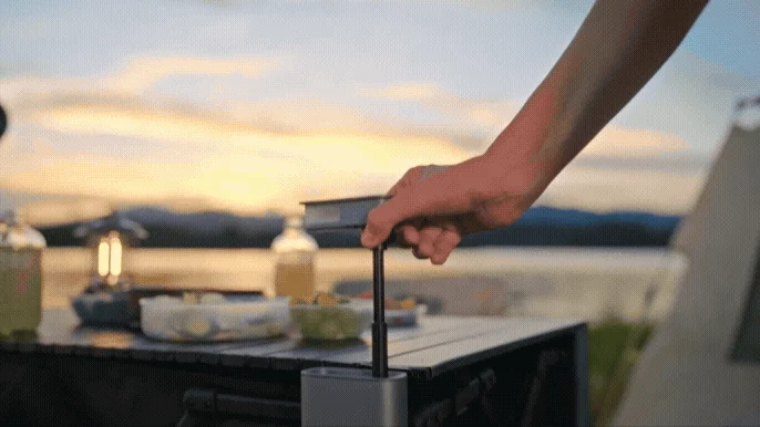 夜のアウトドア風景とLITEFAR G2のライト