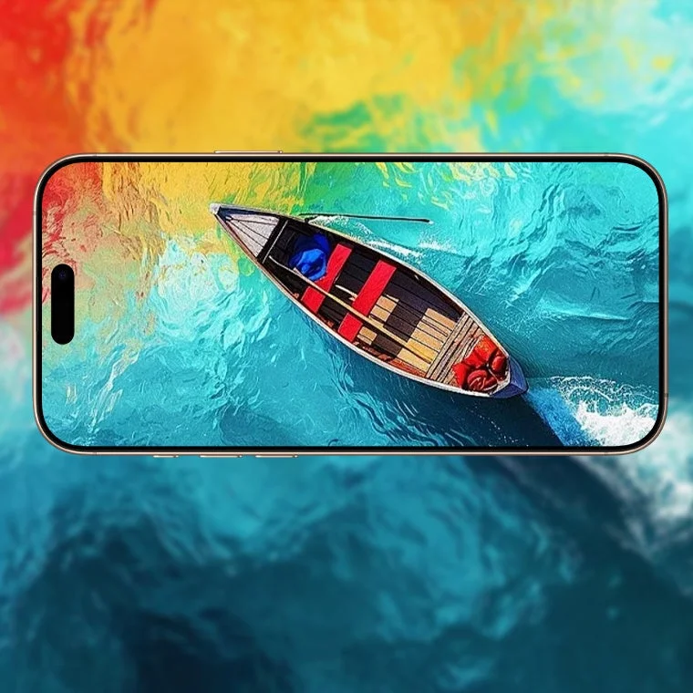 青い水面に浮かぶボートの壁紙が表示されたスマートフォン