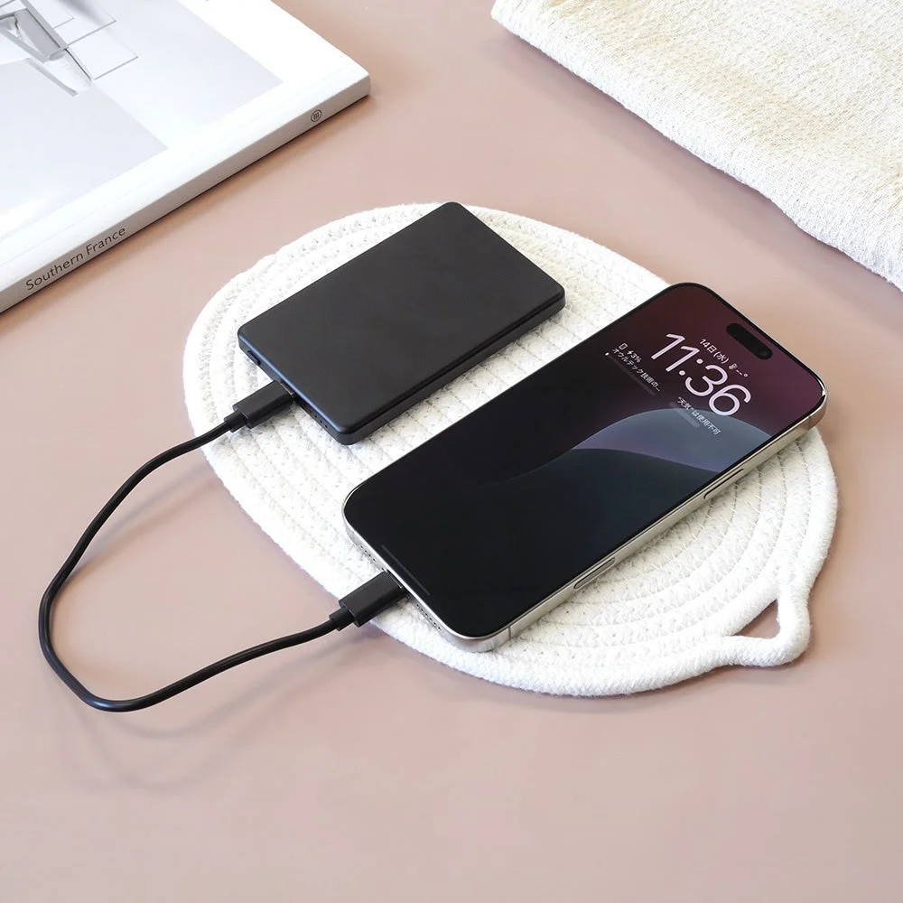 モバイルバッテリーでスマートフォンをワイヤレス充電する様子