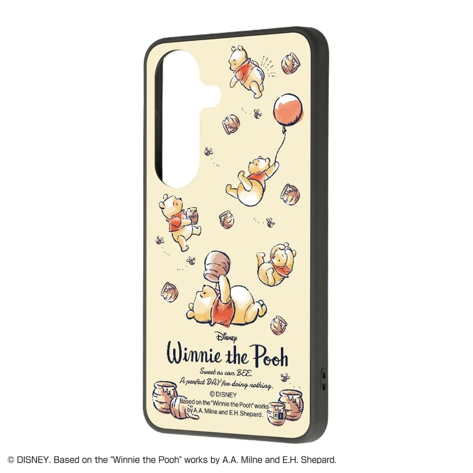 クリーム色の背景に、くまのプーさんの様々なイラストが描かれたスマートフォンケースです。