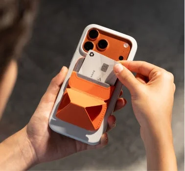 MOFTのカードホルダーにクレジットカードを挿入している様子