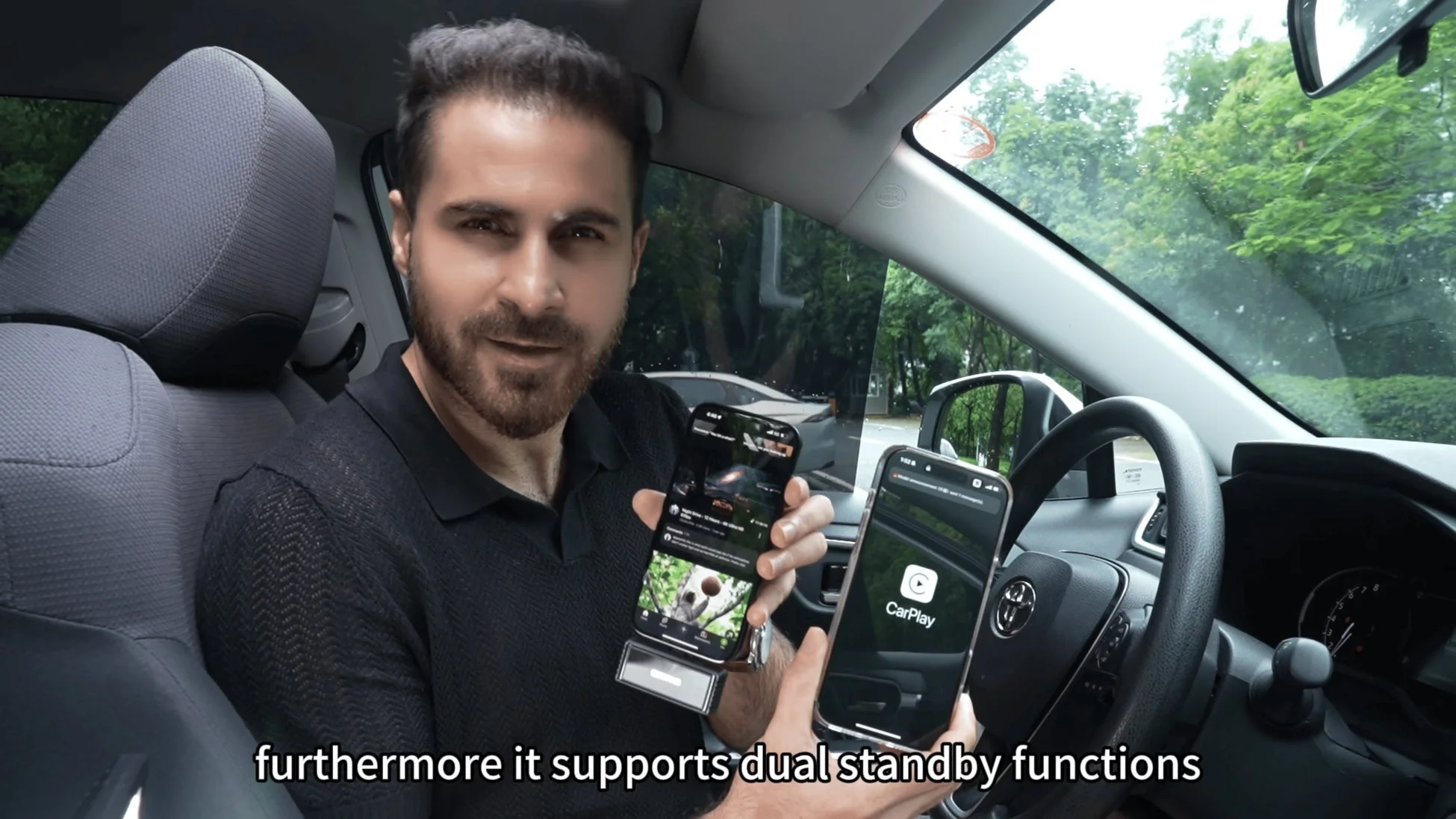 男性がCarPlayとスマホを操作