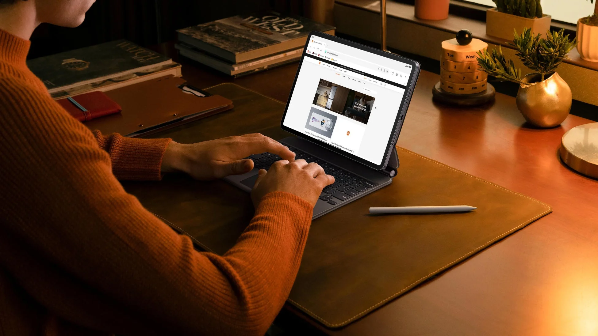 ワークスペースでタブレットとキーボードを使う人物