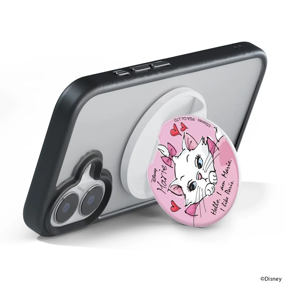 白い背景に、ディズニーキャラクター「マリー」がデザインされたピンク色のスマホグリップが装着されたiPhoneケースが写っています。