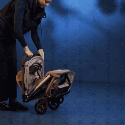 女性が折りたたむ