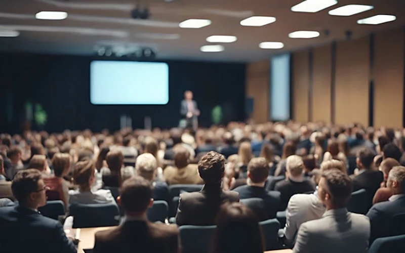 広い会場でプレゼンテーション