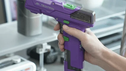 握られた電動工具