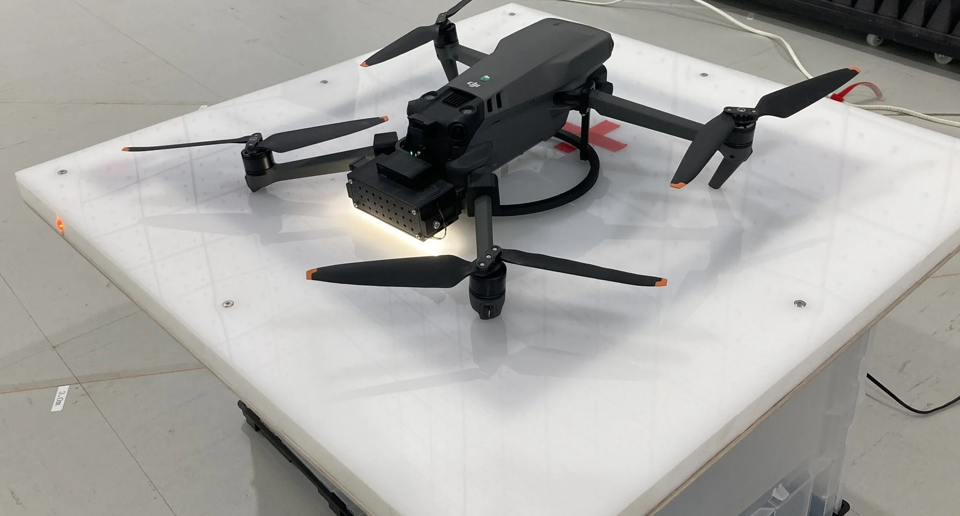 ドローンへのワイヤレス充電デモ