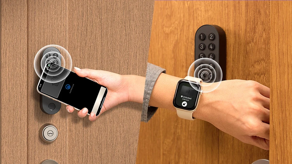 スマートフォンやスマートウォッチといったデバイスを用いて、非接触でスマートロックを操作する様子