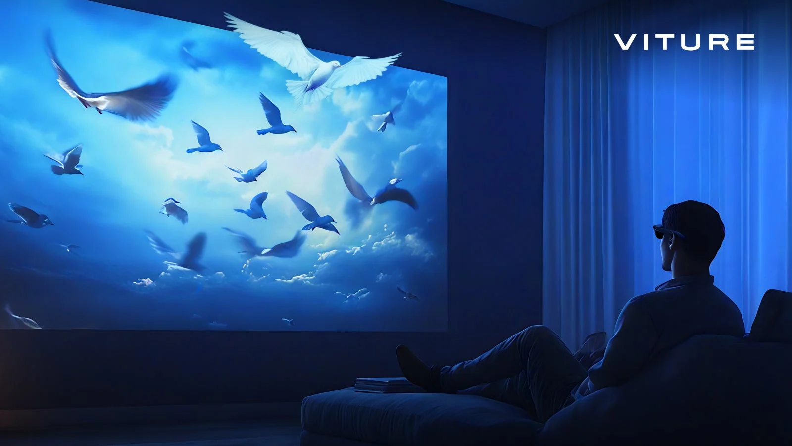 暗い部屋でソファに座った人物がスマートグラスを着用し、青空と鳥が飛ぶ大画面映像を視聴している。没入感のある視聴体験を示唆する一枚です。