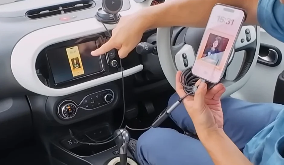 車内でスマホを充電しながら操作