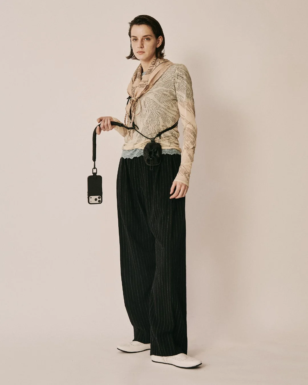 over engineering MagWear leather purseを身につけたモデル