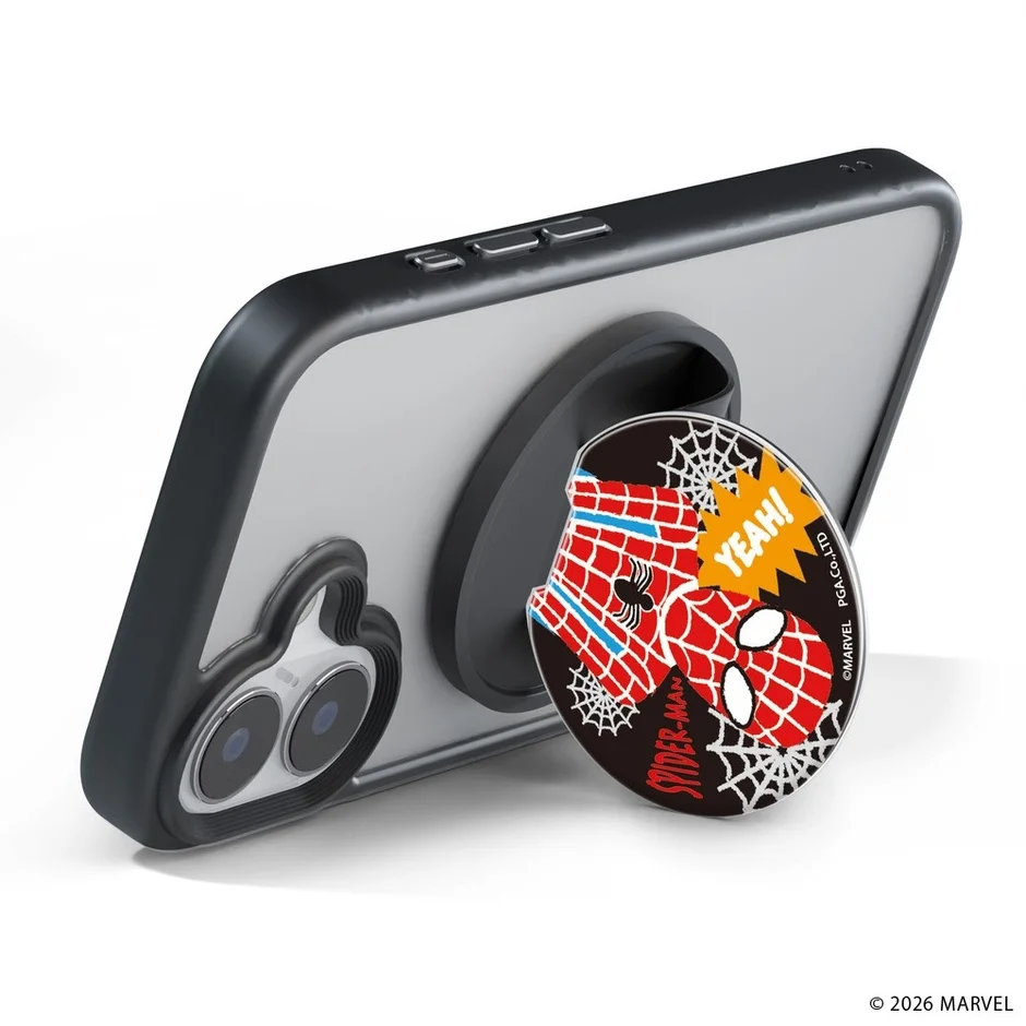 透明なスマホケースを装着したスマートフォンが、スパイダーマンのキャラクターが描かれたグリップスタンドを使って横向きに立てられています。