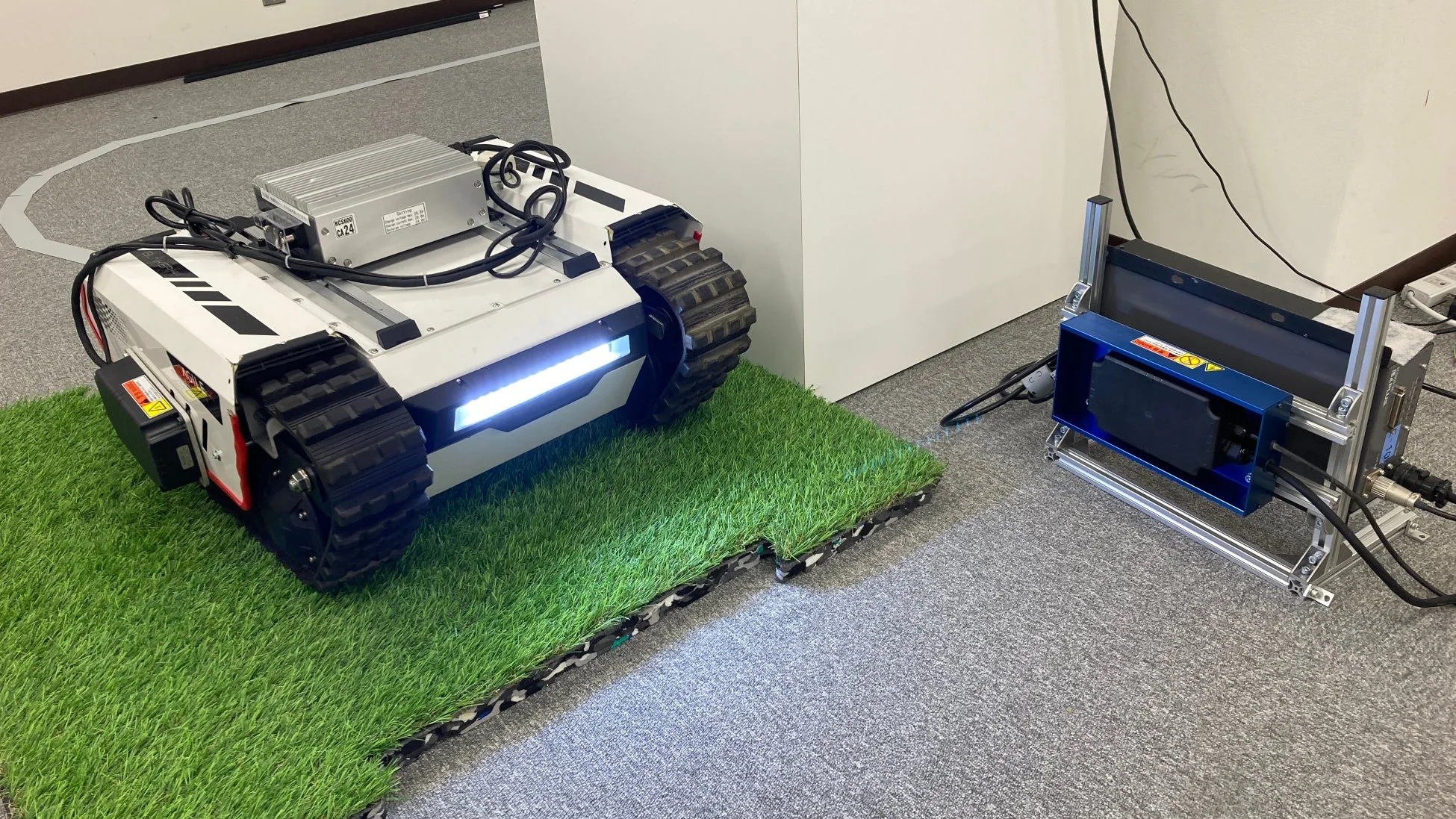 キャタピラロボットへのワイヤレス充電デモ