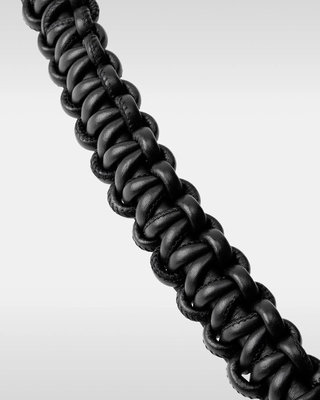 DENWA leather bagの編み込みストラップのクローズアップ