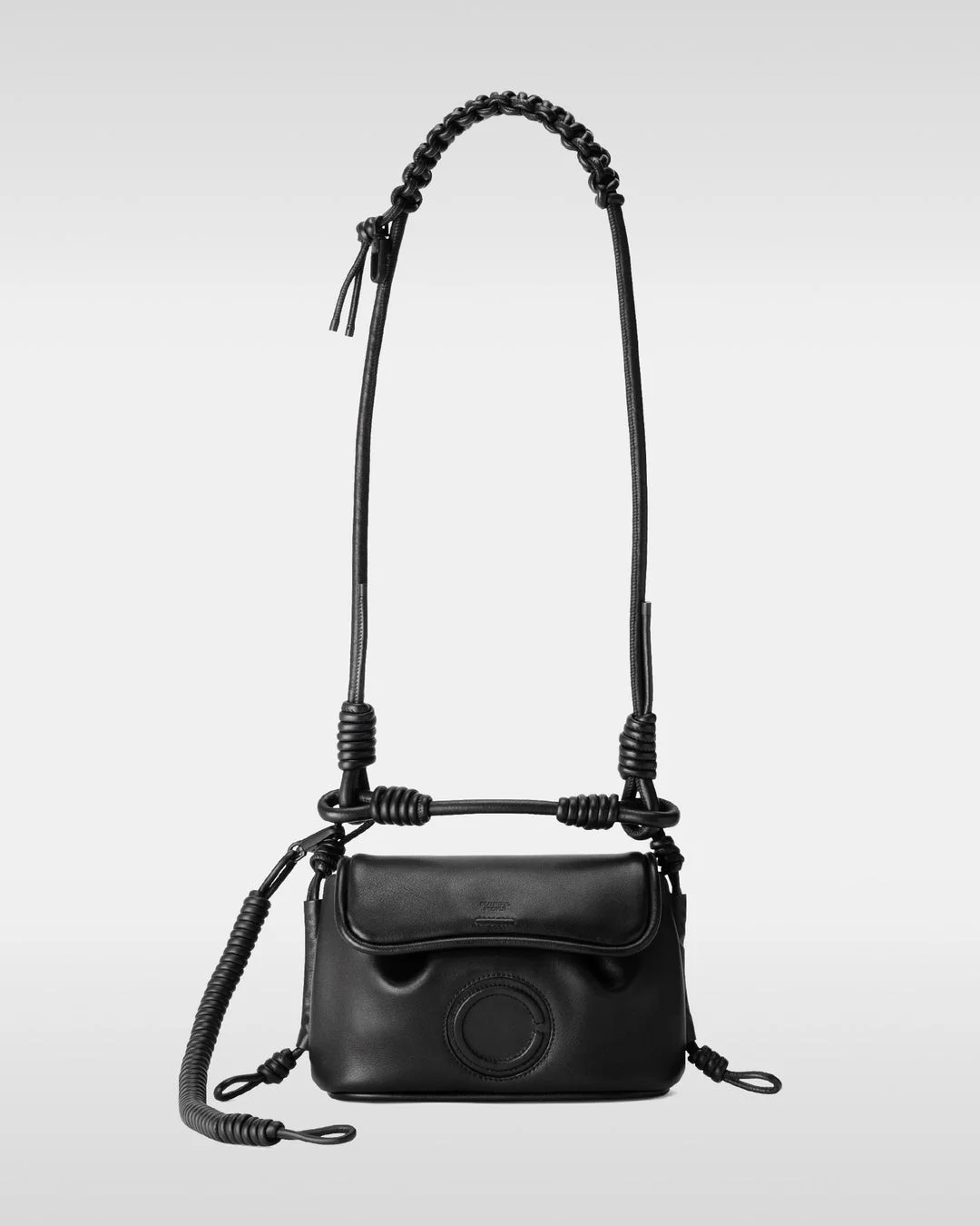 DENWA leather bagをハンドバッグとして持つ