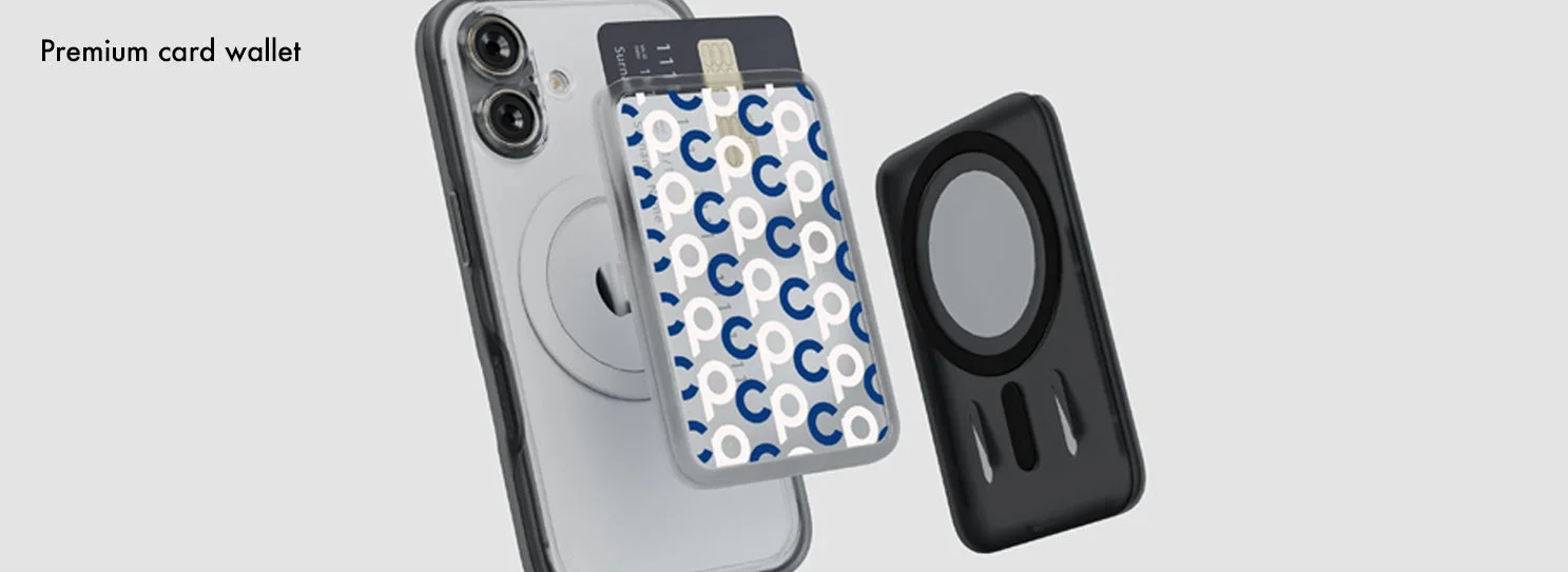 スマートフォンに磁気式のカードウォレットが装着されており、その横に別の磁気アクセサリーが置かれている画像