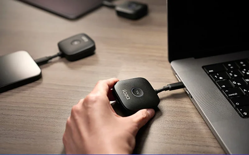 ワイヤレス送信機を操作する手とノートPC