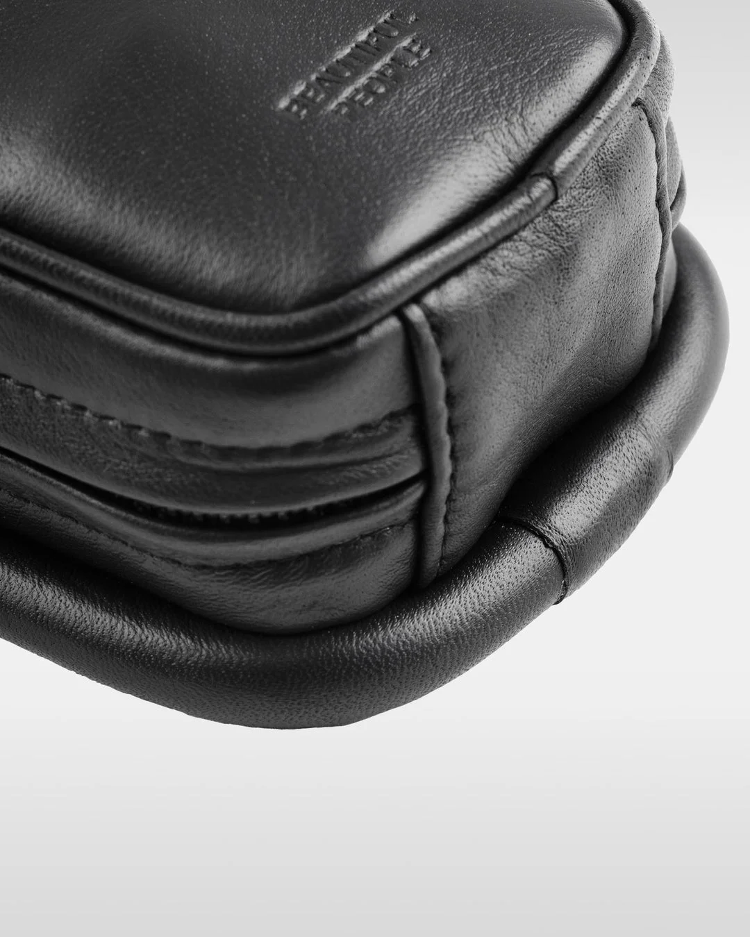 MagWear headphone leather purseのロゴとディテール