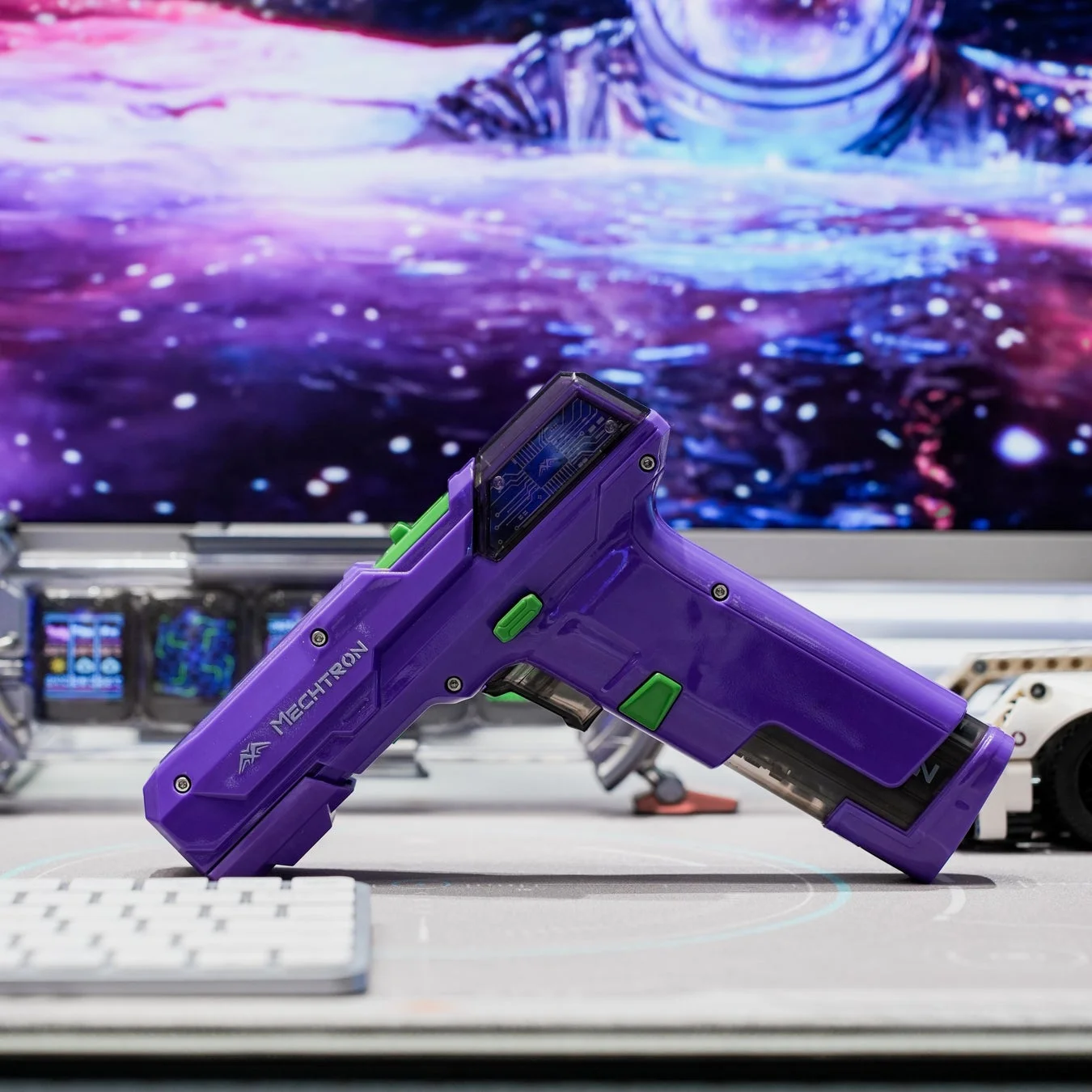 デスクに置かれたSF風ガジェット