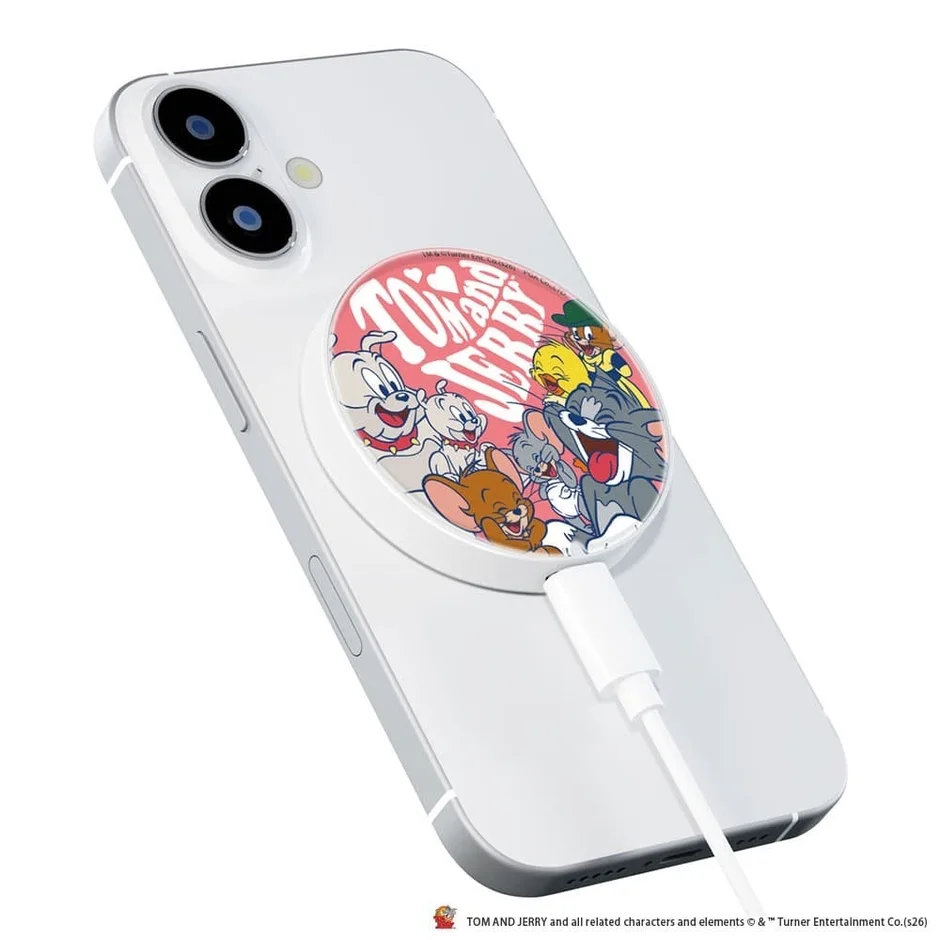 スマートフォンにMagSafe充電器が取り付けられている様子