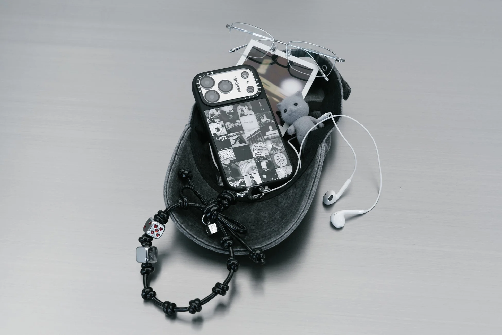 キャップの中に置かれたCASETiFYケース付きスマホと小物