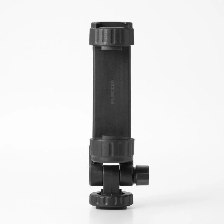 白い背景に、ELECOMのロゴが入った黒いスマートフォンホルダーが縦に置かれています。上部にはコールドシューマウント、下部には角度調整可能なジョイントとネジ穴が見える、多機能な撮影用アクセサリーです。